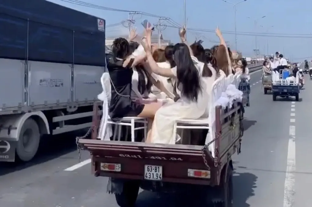 Phạt 4 t&agrave;i xế xe ba b&aacute;nh đưa d&acirc;u ở Đồng Th&aacute;p vi phạm giao th&ocirc;ng, tịch thu 3 phương tiện - Ảnh 1.