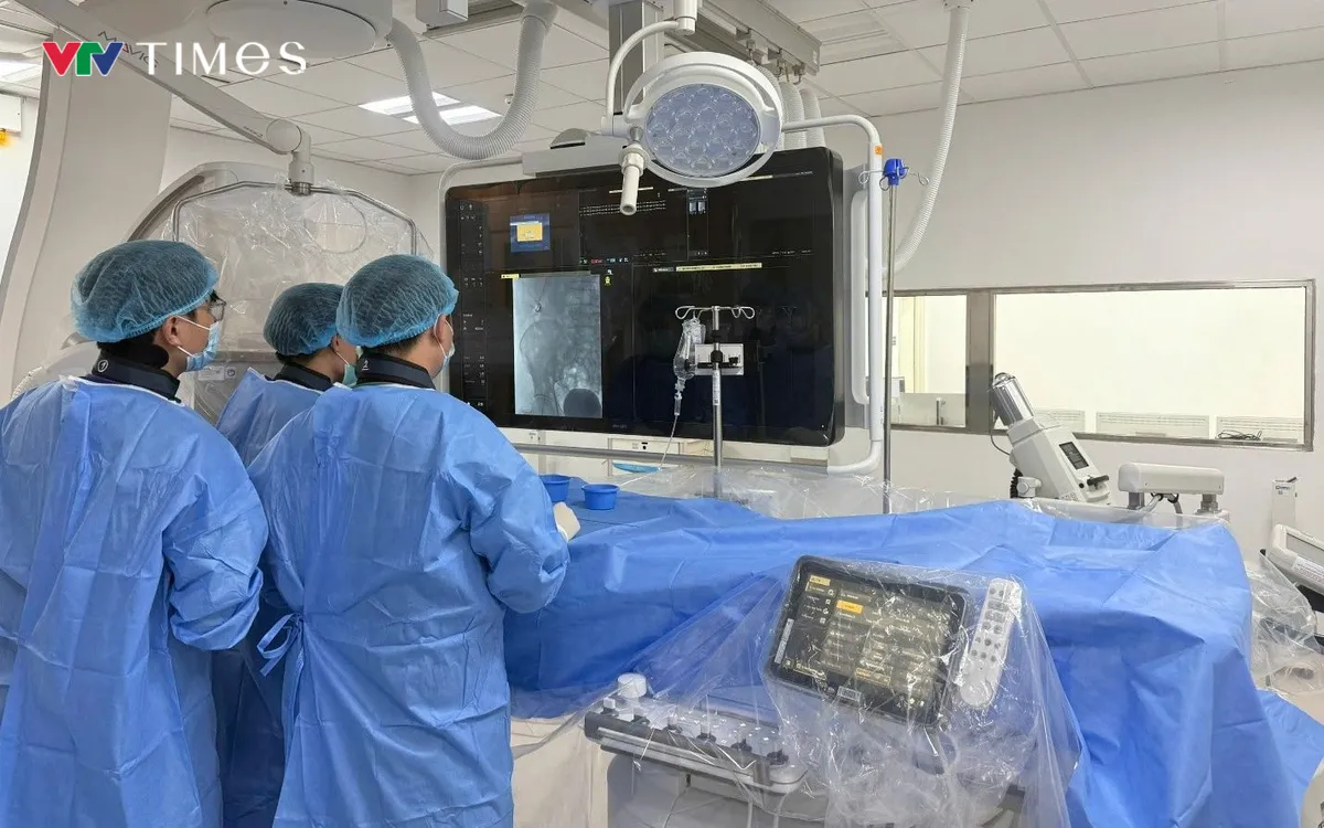 Các bác sĩ lựa chọn phương pháp nút động mạch phế quản dưới hướng dẫn của hệ thống chụp mạch số hóa xóa nền (DSA).