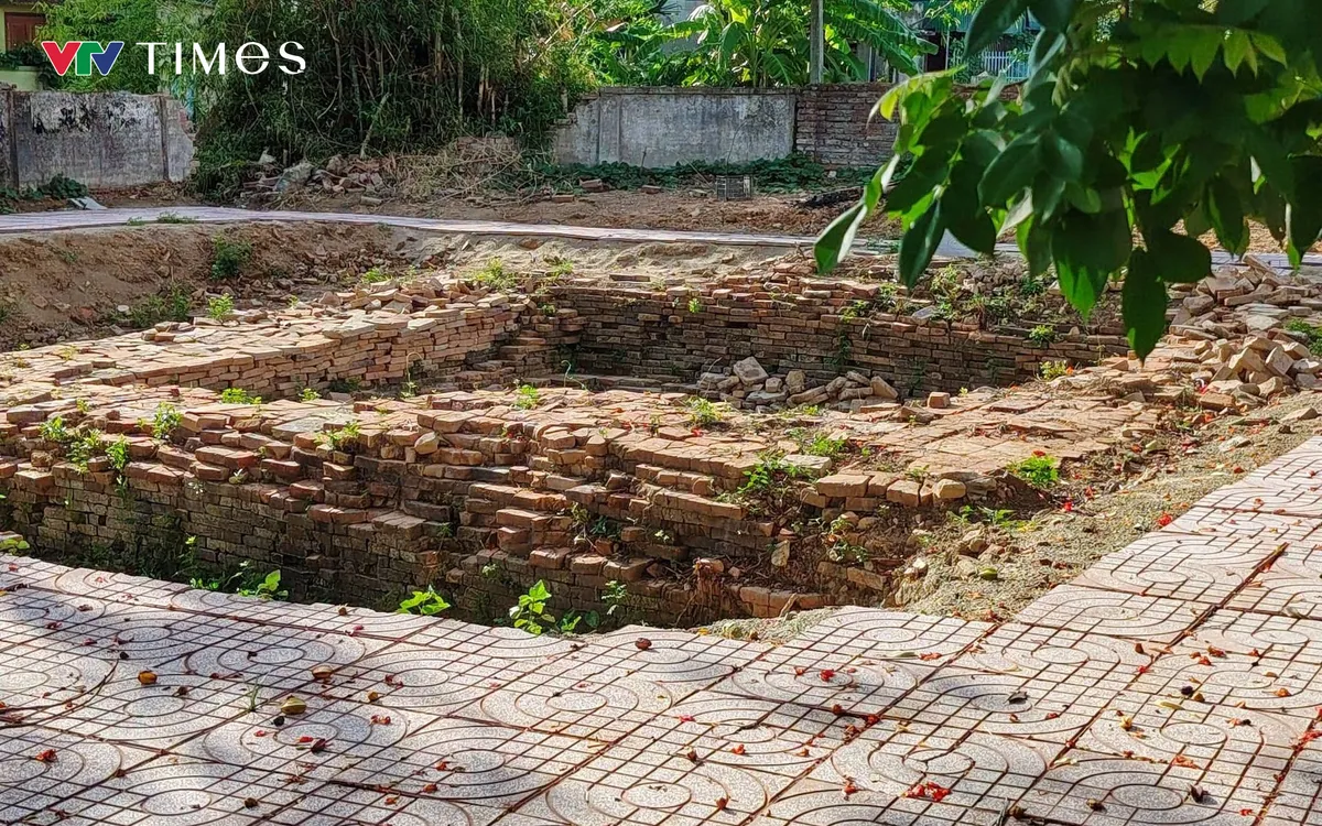 Sau nhiều biến thiên của lịch sử, di tích Tháp Nhạn chỉ còn phần đế tháp. Ảnh: Ngọc Quân