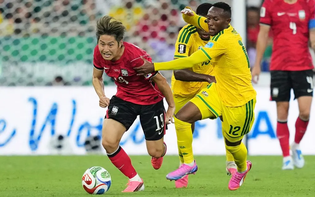 Lee Kang-in tranh bóng với Thapelo Maseko trong trận đấu bóng đá thuộc bảng A World Cup giữa Nam Phi và Hàn Quốc ngày 24 tháng 6. (Ảnh: AP/Moises Castillo)