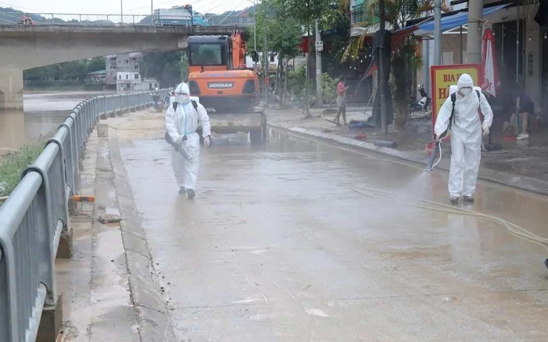 Phun khử khuẩn xử lý môi trường để phòng, chống dịch bệnh tại tuyến đường dọc bở kè Sông Hiến. Ảnh: CDC Cao Bằng