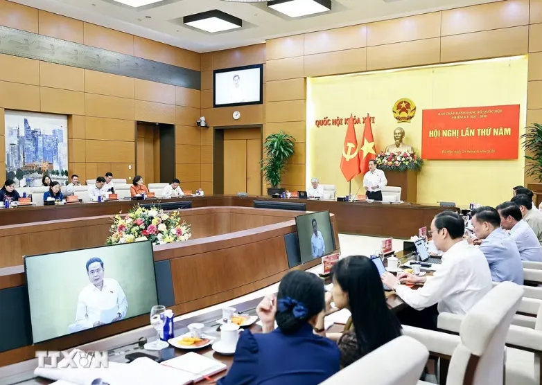 Chủ tịch Quốc hội: Tiếp tục thể hiện vai trò trung tâm trong thể chế hóa chủ trương của Đảng - Ảnh 1.