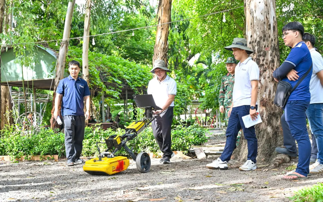Tìm kiếm hài cốt liệt sĩ tại Công viên Lê Thị Riêng. Ảnh: Phương Anh