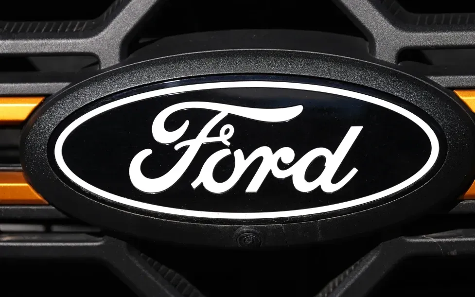 Logo Ford trên xe bán tải F-Series đời 2026 tại Colorado, Mỹ, ngày 2/11/2025. (Ảnh: AP)