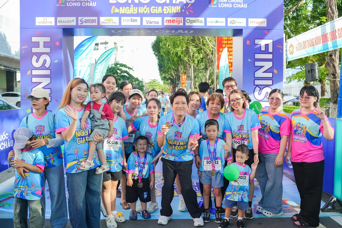 &ldquo;Ng&agrave;y hội gia đ&igrave;nh&rdquo; Long Ch&acirc;u 2026: Hơn 2.000 th&agrave;nh vi&ecirc;n từ c&aacute;c gia đ&igrave;nh ba thế hệ tại Cần Thơ c&ugrave;ng đi bộ v&igrave; sức khỏe- Ảnh 1.