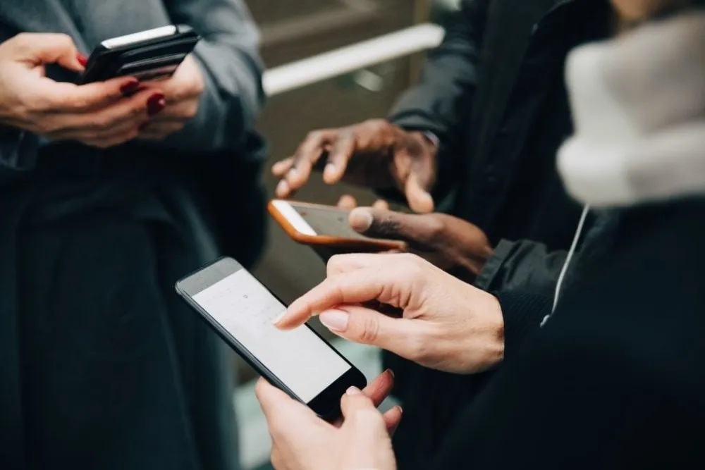 Smartphone trở thành "trung tâm" của cuộc sống số, thay đổi cách con người kết nối và ghi nhớ- Ảnh 1. Smartphone trở thành "trung tâm" của cuộc sống số, thay đổi cách con người kết nối và ghi nhớ- Ảnh 1.