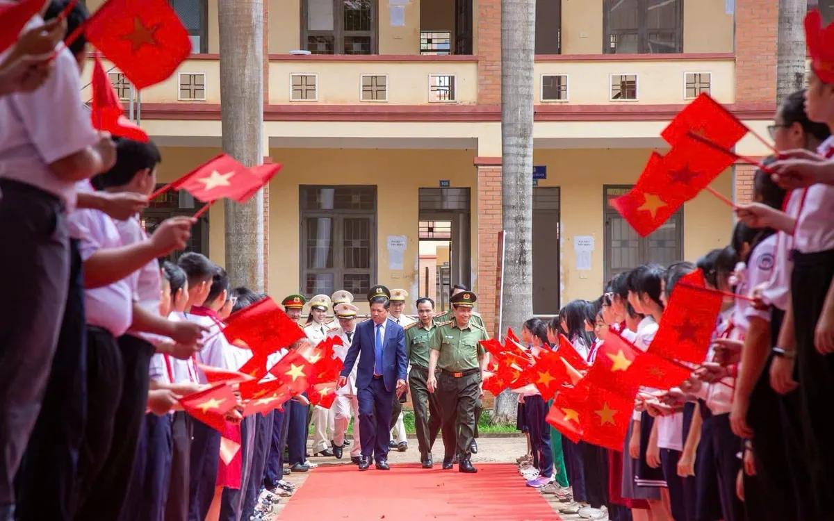 Lãnh đạo Bộ Công an cùng lãnh đạo tỉnh Đắk Lắk dự lễ. Ảnh: Bảo Hưng.
