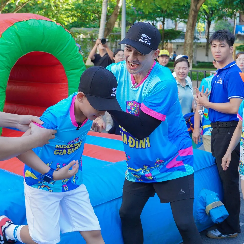 &ldquo;Ng&agrave;y hội gia đ&igrave;nh&rdquo; Long Ch&acirc;u 2026: Hơn 2.000 th&agrave;nh vi&ecirc;n từ c&aacute;c gia đ&igrave;nh ba thế hệ tại Cần Thơ c&ugrave;ng đi bộ v&igrave; sức khỏe- Ảnh 2.