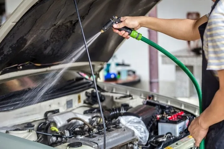 Xịt nước vào động cơ ô tô để hạ nhiệt: Điều cấm kỵ nhiều tài xế vẫn mắc phải- Ảnh 1. Xịt nước vào động cơ ô tô để hạ nhiệt: Điều cấm kỵ nhiều tài xế vẫn mắc phải- Ảnh 1.
