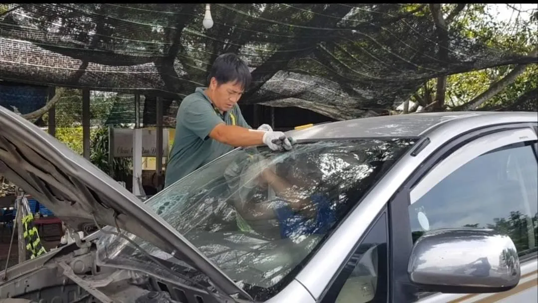 Thay kính lái ô tô ngoài gara có đảm bảo an toàn?- Ảnh 1. Thay kính lái ô tô ngoài gara có đảm bảo an toàn?- Ảnh 1.