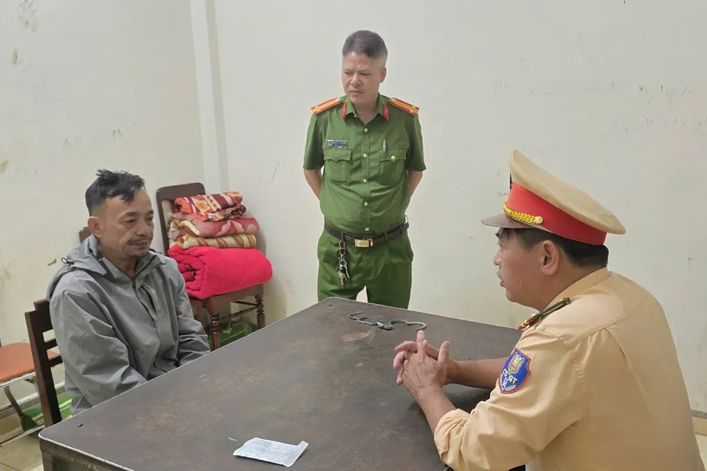 Khởi tố người đàn ông lạng lách, chặn đầu ô tô rồi thách thức tài xế giữa đường- Ảnh 1. Khởi tố người đàn ông lạng lách, chặn đầu ô tô rồi thách thức tài xế giữa đường- Ảnh 1.