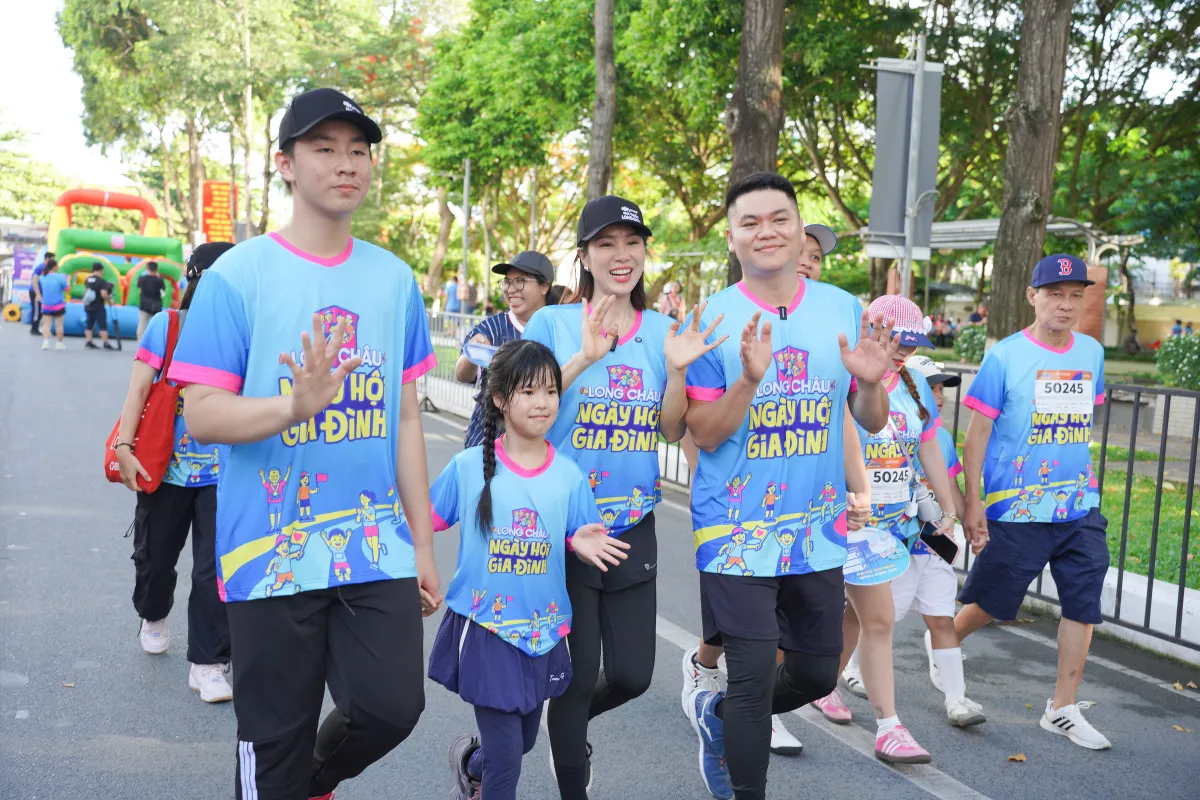 &ldquo;Ng&agrave;y hội gia đ&igrave;nh&rdquo; Long Ch&acirc;u 2026: Hơn 2.000 th&agrave;nh vi&ecirc;n từ c&aacute;c gia đ&igrave;nh ba thế hệ tại Cần Thơ c&ugrave;ng đi bộ v&igrave; sức khỏe- Ảnh 3.