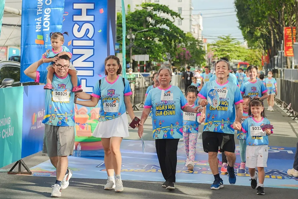 &ldquo;Ng&agrave;y hội gia đ&igrave;nh&rdquo; Long Ch&acirc;u 2026: Hơn 2.000 th&agrave;nh vi&ecirc;n từ c&aacute;c gia đ&igrave;nh ba thế hệ tại Cần Thơ c&ugrave;ng đi bộ v&igrave; sức khỏe- Ảnh 6.