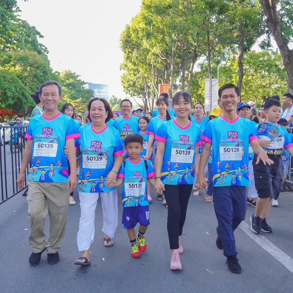 &ldquo;Ng&agrave;y hội gia đ&igrave;nh&rdquo; Long Ch&acirc;u 2026: Hơn 2.000 th&agrave;nh vi&ecirc;n từ c&aacute;c gia đ&igrave;nh ba thế hệ tại Cần Thơ c&ugrave;ng đi bộ v&igrave; sức khỏe- Ảnh 7.