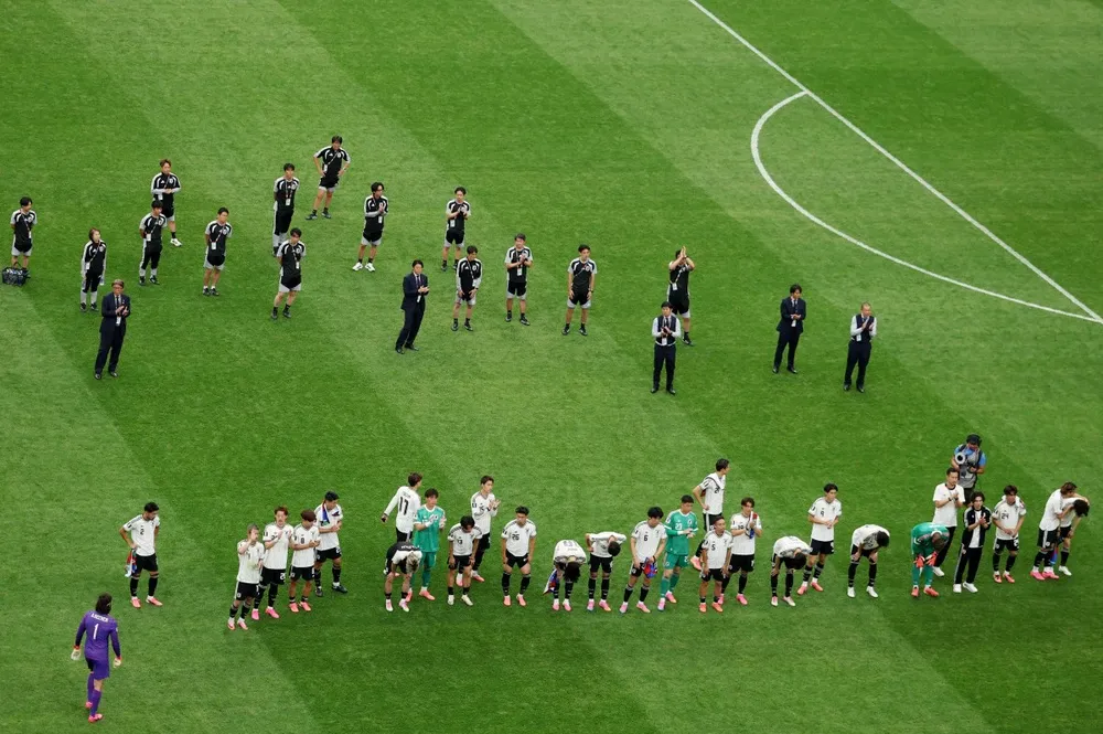 HLV và cầu thủ cúi đầu xin lỗi sau khi Nhật Bản dừng bước trước Brazil tại World Cup 2026- Ảnh 1. HLV và cầu thủ cúi đầu xin lỗi sau khi Nhật Bản dừng bước trước Brazil tại World Cup 2026- Ảnh 1.