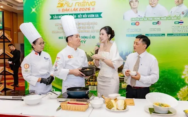 Talkshow giới thiệu nghệ thuật ẩm thực sầu riêng với sự có mặt của các đầu bếp các nước tham dự. Ảnh: Thanh Hải
Phó Giám đốc Sở VHTTDL tỉnh Đắk Lắk phát biểu tại buổi lễ. Ảnh: Thanh Hải