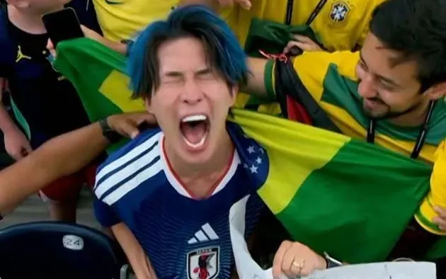 Khoảnh khắc bày tỏ sự tiếc nuối của CĐV Nhật Bản sau bàn thua phút chót trước Brazil.