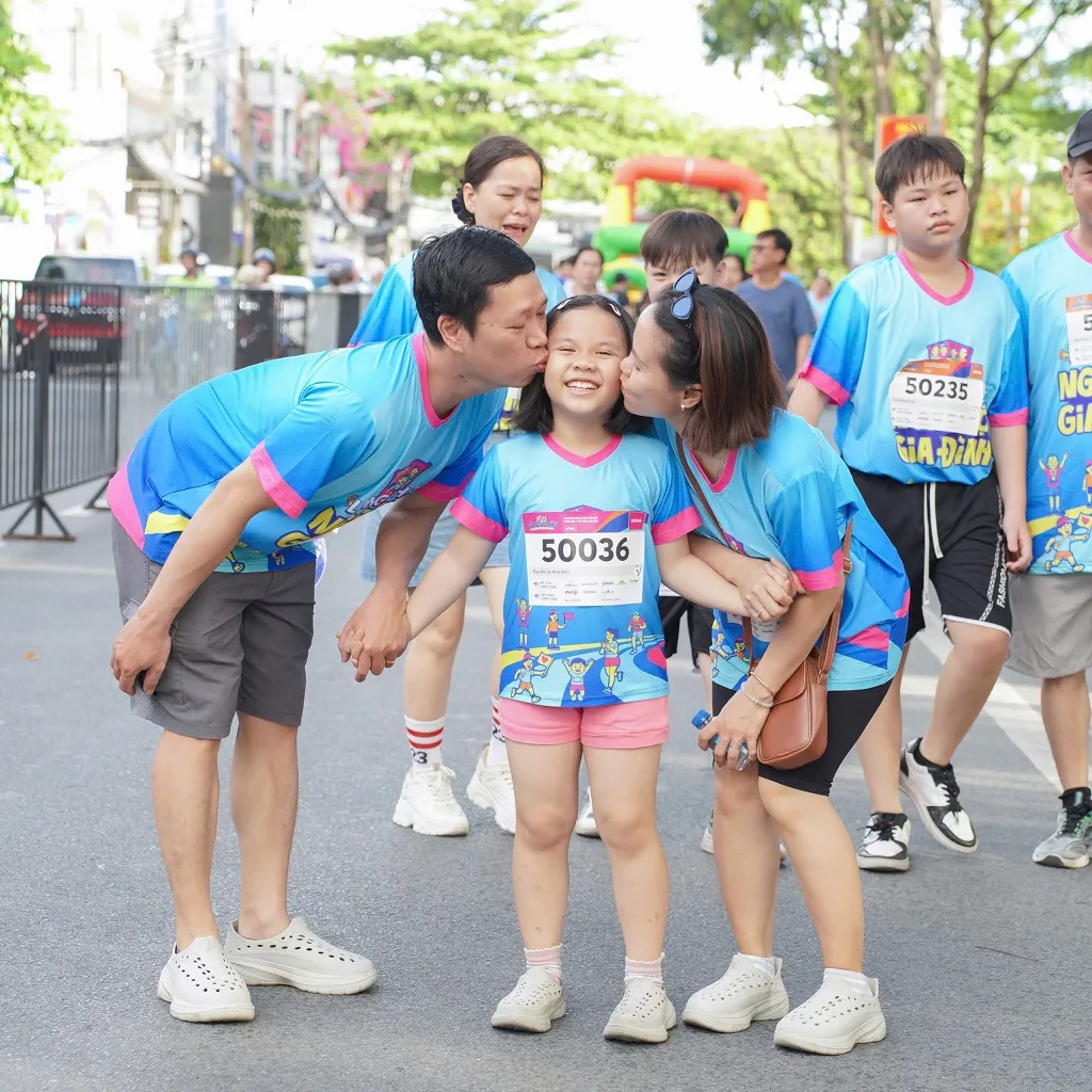 &ldquo;Ng&agrave;y hội gia đ&igrave;nh&rdquo; Long Ch&acirc;u 2026: Hơn 2.000 th&agrave;nh vi&ecirc;n từ c&aacute;c gia đ&igrave;nh ba thế hệ tại Cần Thơ c&ugrave;ng đi bộ v&igrave; sức khỏe- Ảnh 8.