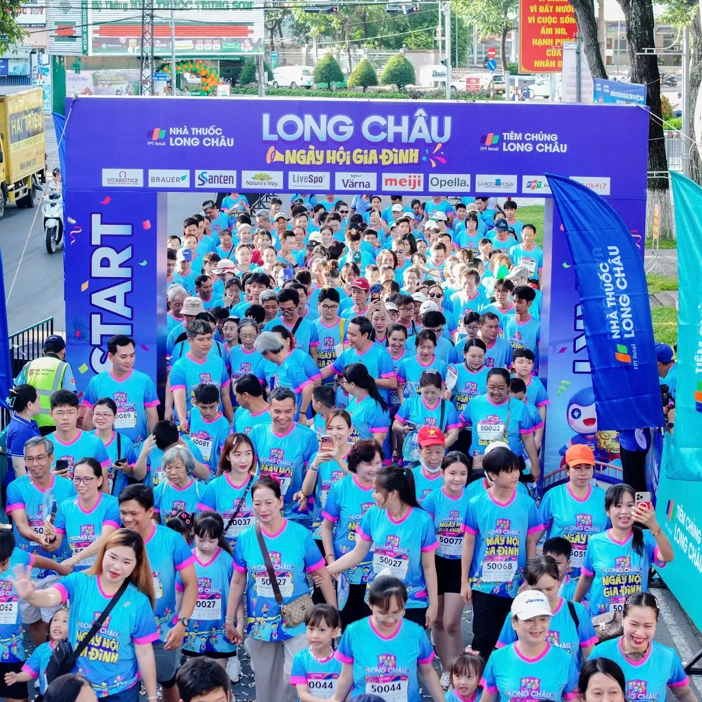 &ldquo;Ng&agrave;y hội gia đ&igrave;nh&rdquo; Long Ch&acirc;u 2026: Hơn 2.000 th&agrave;nh vi&ecirc;n từ c&aacute;c gia đ&igrave;nh ba thế hệ tại Cần Thơ c&ugrave;ng đi bộ v&igrave; sức khỏe- Ảnh 9.