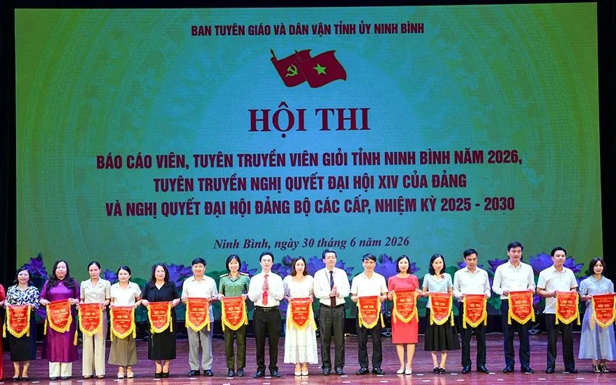 Ban Tổ chức Hội thi tặng cờ lưu niệm cho các đơn vị tham gia vòng chung khảo Hội thi. Ảnh: BNB