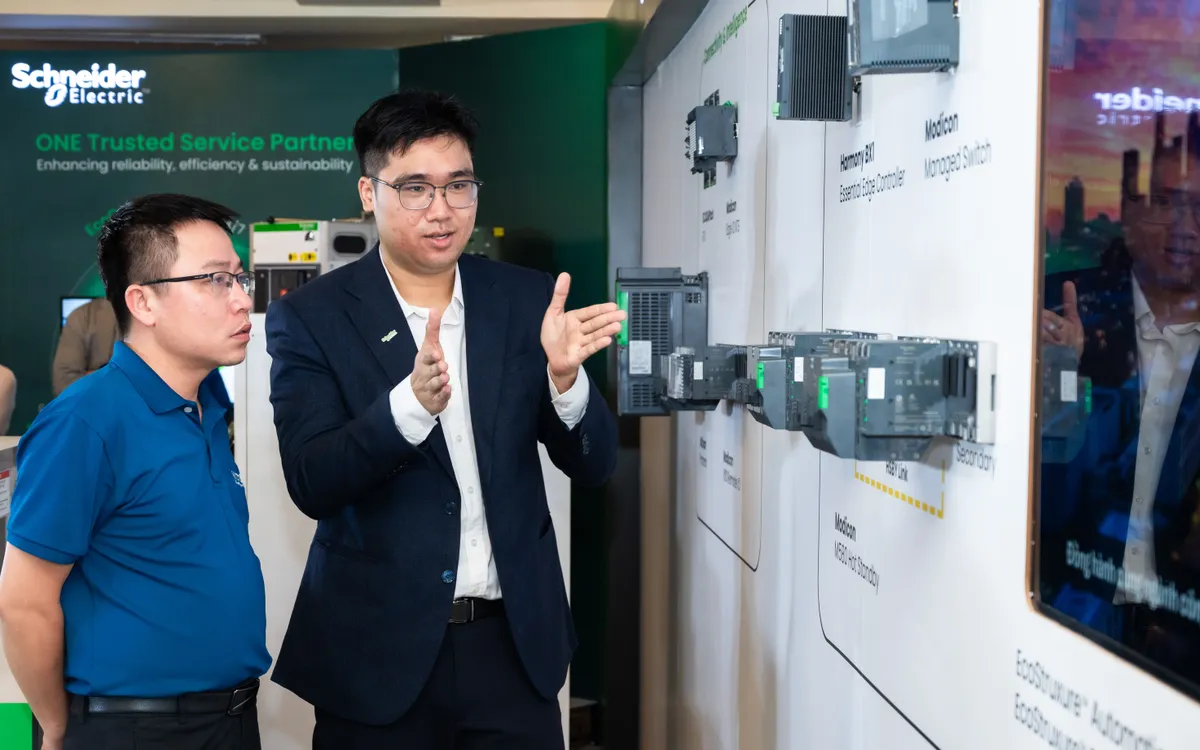 Khách mời tham quan và trải nghiệm khu vực trưng bày giải pháp của Schneider Electric tại hội thảo "Sử dụng năng lượng tiết kiệm và hiệu quả: Lực đẩy từ chính sách và công nghệ". Ảnh: BTC