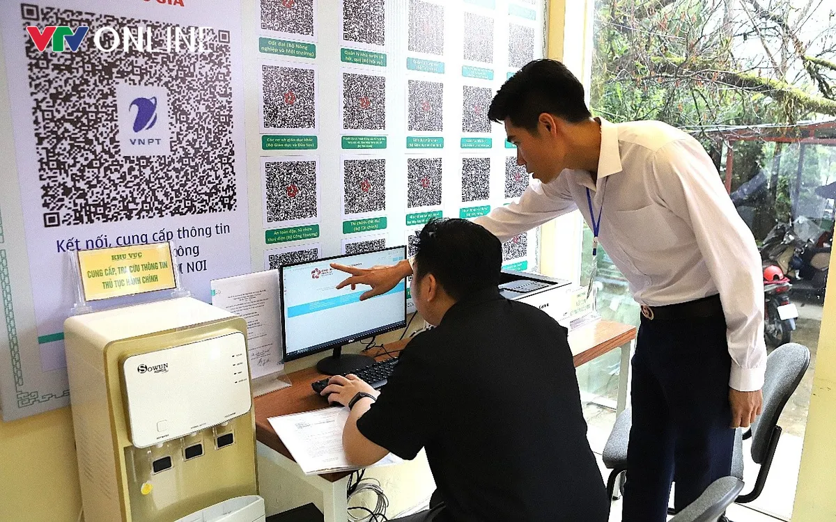 Người dân được hướng dẫn làm tra cứu thông tin thủ tục hành chính tại phường SaPa, Lào Cai. Ảnh: Xuân Đạo