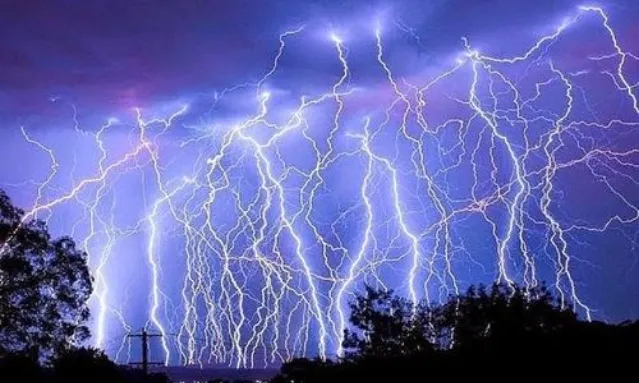 Cẩn thận phòng ngừa sét đánh vào mùa mưa- Ảnh 1. Cẩn thận phòng ngừa sét đánh vào mùa mưa- Ảnh 1.