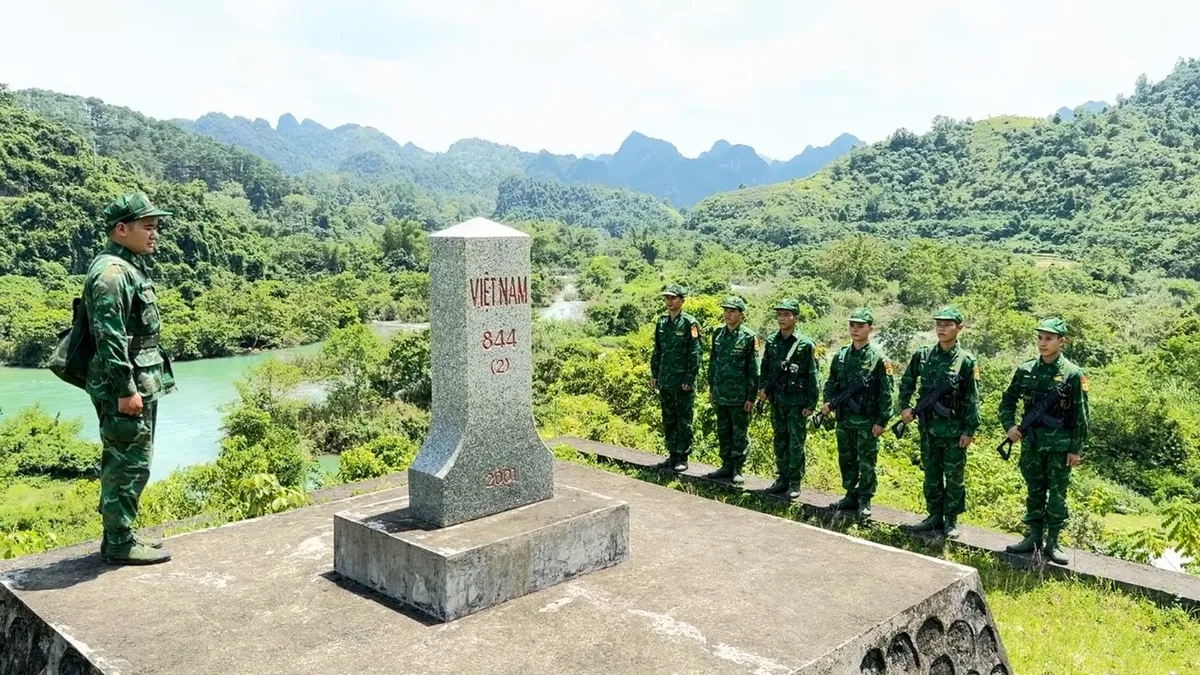 Tuần tra bảo vệ bi&ecirc;n giới ở Cao Bằng sức mạnh từ thế trận to&agrave;n d&acirc;n - Ảnh 1.