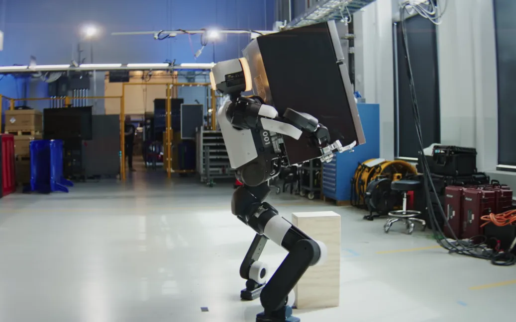 Robot hình người Atlas do Boston Dynamics phát triển nâng một chiếc tủ lạnh mini. (Ảnh: Boston Dynamics)