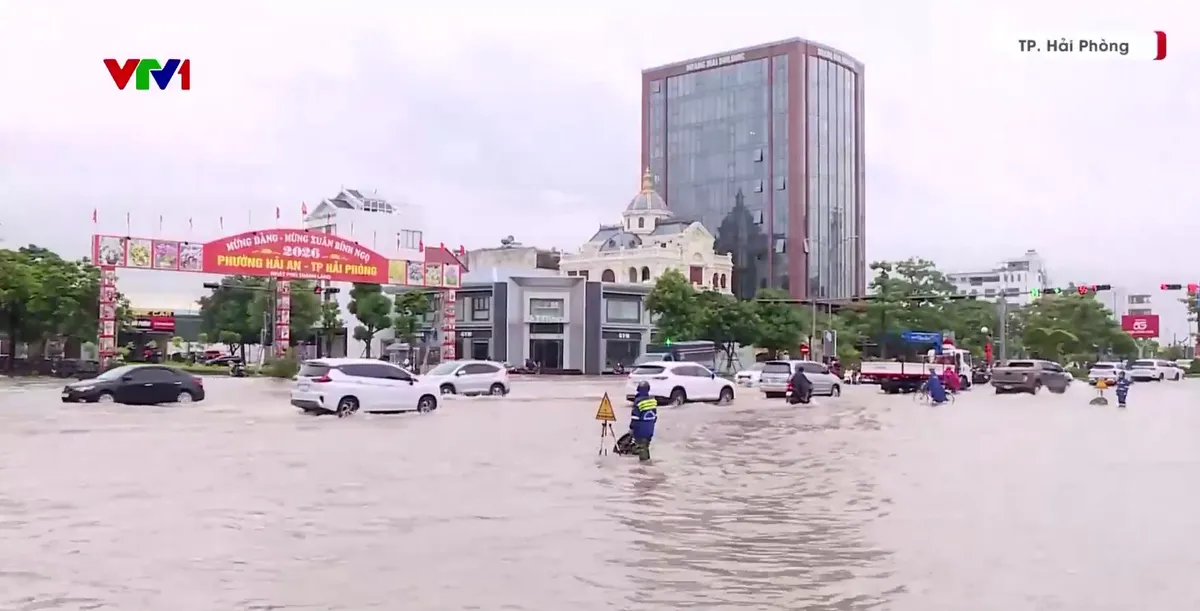 Bắc Bộ: Mưa lớn k&eacute;o d&agrave;i, cảnh b&aacute;o ngập lụt v&ugrave;ng trũng thấp - Ảnh 3.