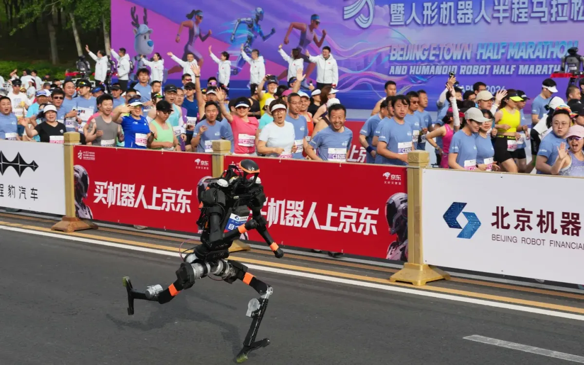 Robot xuất phát tại giải bán marathon dành cho robot hình người ở Bắc Kinh, Trung Quốc, ngày 19/4/2026. (Ảnh: AP)
