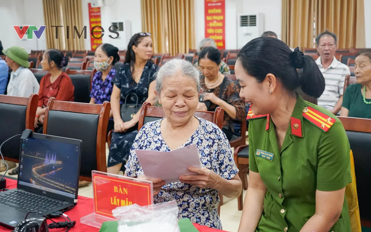 Bà Thế Thị Yến (bên trái) em gái liệt sĩ Nguyễn Thế Toàn. (ảnh: Phùng Anh)