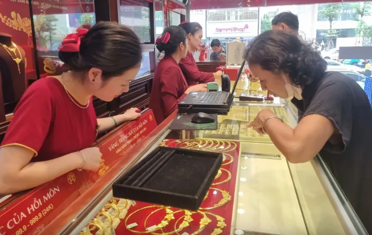 Gi&aacute; v&agrave;ng h&ocirc;m nay (30-6): Đồng loạt giảm- Ảnh 1.