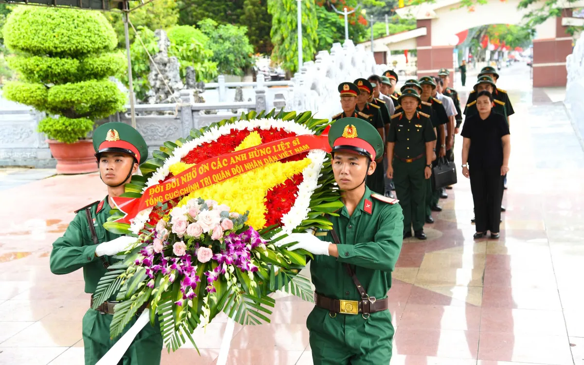 Thượng tướng Lê Quang Minh - Phó Chủ nhiệm Tổng Cục Chính trị cùng đoàn công tác dâng hoa, dâng hương tưởng niệm các anh hùng liệt sĩ tại Nghĩa trang Liệt sĩ phường Đăk Cấm (Quảng Ngãi). Ảnh: Viết Đức