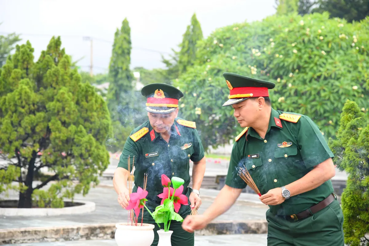Kiểm tra Chiến dịch 500 ng&agrave;y đ&ecirc;m t&igrave;m kiếm h&agrave;i cốt liệt sĩ tại Quảng Ng&atilde;i - Ảnh 1.