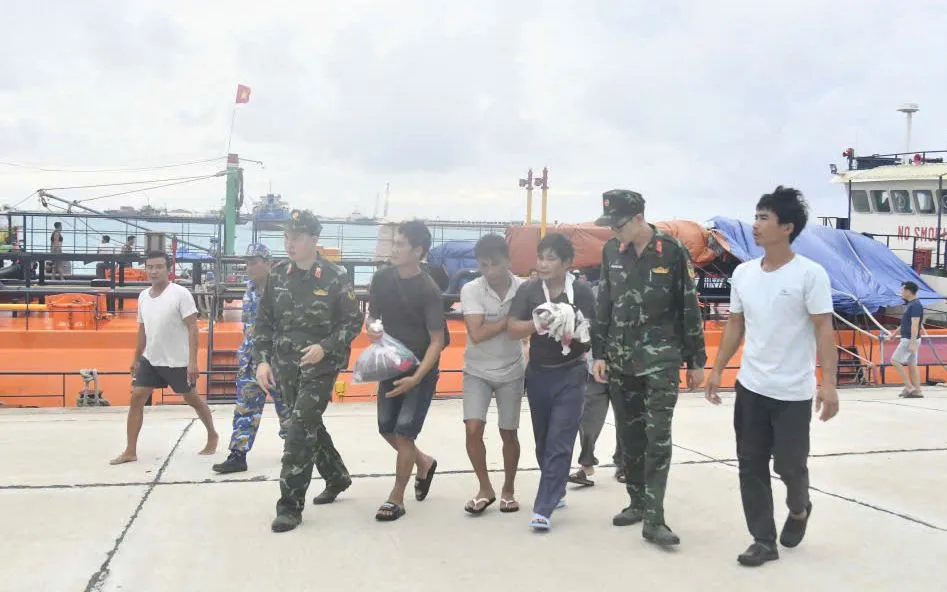 Trường Sa: Cấp cứu kịp thời hai ngư dân bị giảm áp nặng và tai nạn lao động nguy kịch - Ảnh 3.