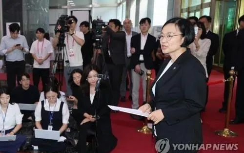 Tân Thủ tướng Han Seong-sook phát biểu với các phóng viên tại khu phức hợp chính phủ ở Seoul vào ngày đầu tiên nhậm chức, ngày 1/7/2026 (Ảnh: Yonhap)