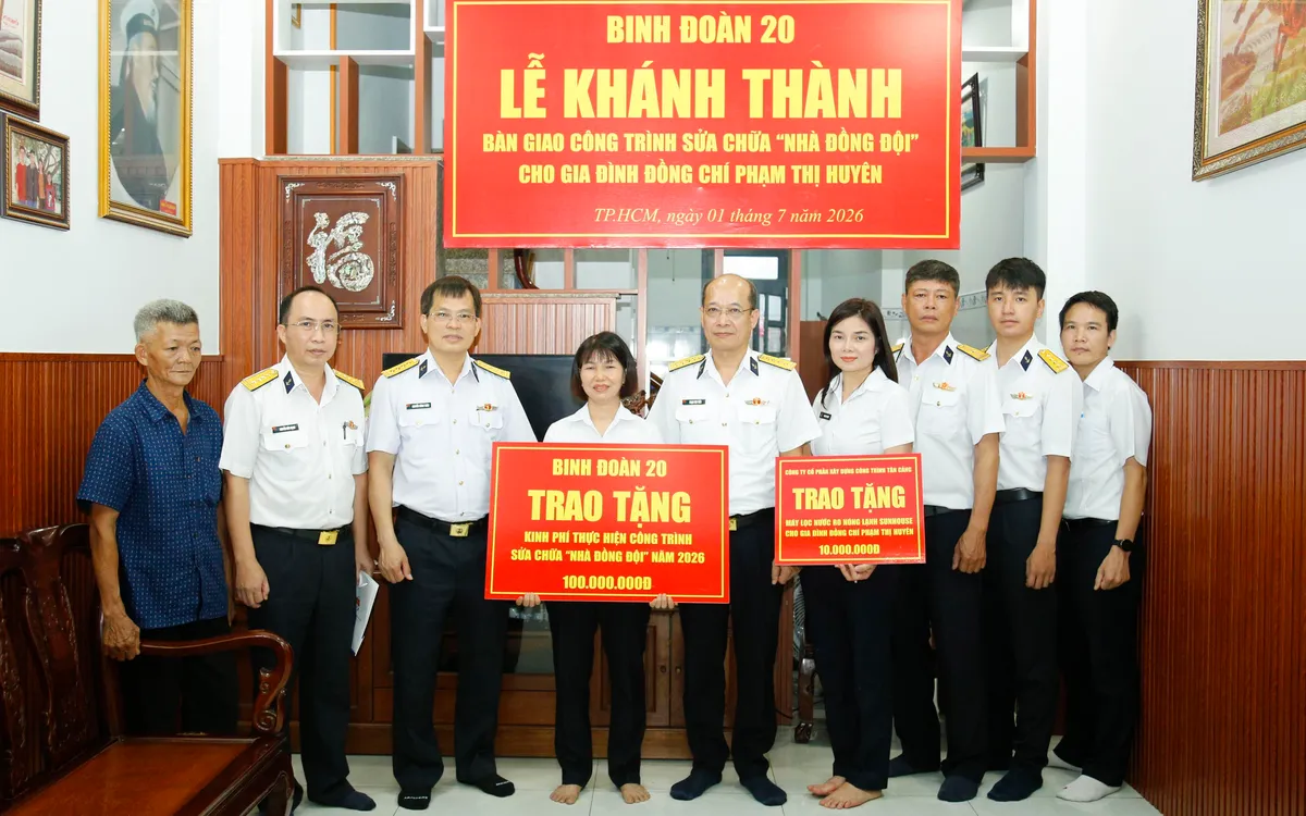 Thủ trưởng Binh đoàn 20 và Công ty CP Xây dựng Công trình Tân Cảng tặng quà cho gia đình đồng chí Phạm Thị Huyên
