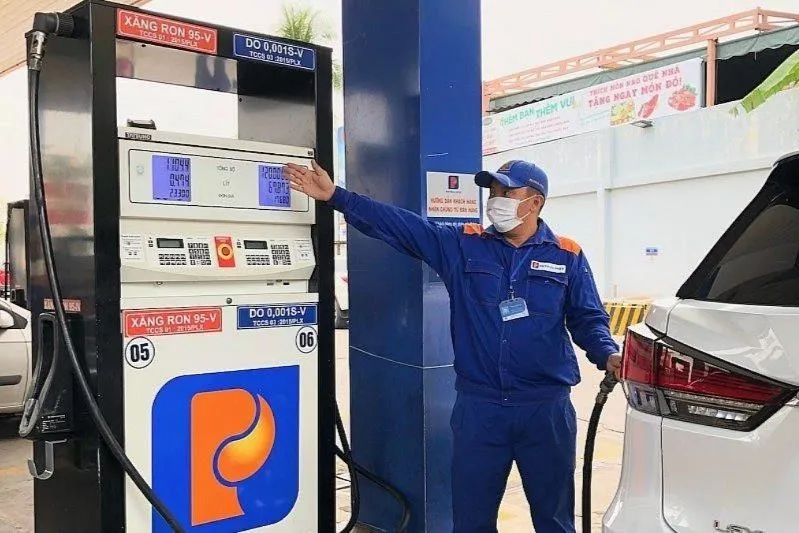 Giá xăng đồng loạt tăng từ 0h ngày 1/7 do áp dụng chính sách thuế mới- Ảnh 1. Giá xăng đồng loạt tăng từ 0h ngày 1/7 do áp dụng chính sách thuế mới- Ảnh 1.