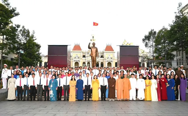 TP Hồ Chí Minh trang trọng dâng hoa tưởng niệm Chủ tịch Hồ Chí Minh trước thềm kỷ niệm 50 năm mang tên Bác- Ảnh 1. TP Hồ Chí Minh trang trọng dâng hoa tưởng niệm Chủ tịch Hồ Chí Minh trước thềm kỷ niệm 50 năm mang tên Bác- Ảnh 1.