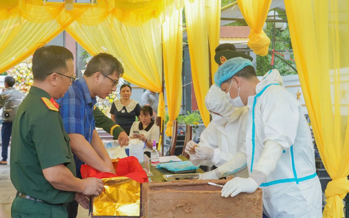 Ban Chỉ đạo 515 tỉnh Thái Nguyên triển khai lấy mẫu, bàn giao mẫu hài cốt liệt sĩ phục vụ giám định ADN. Ảnh: Duy Đức.
