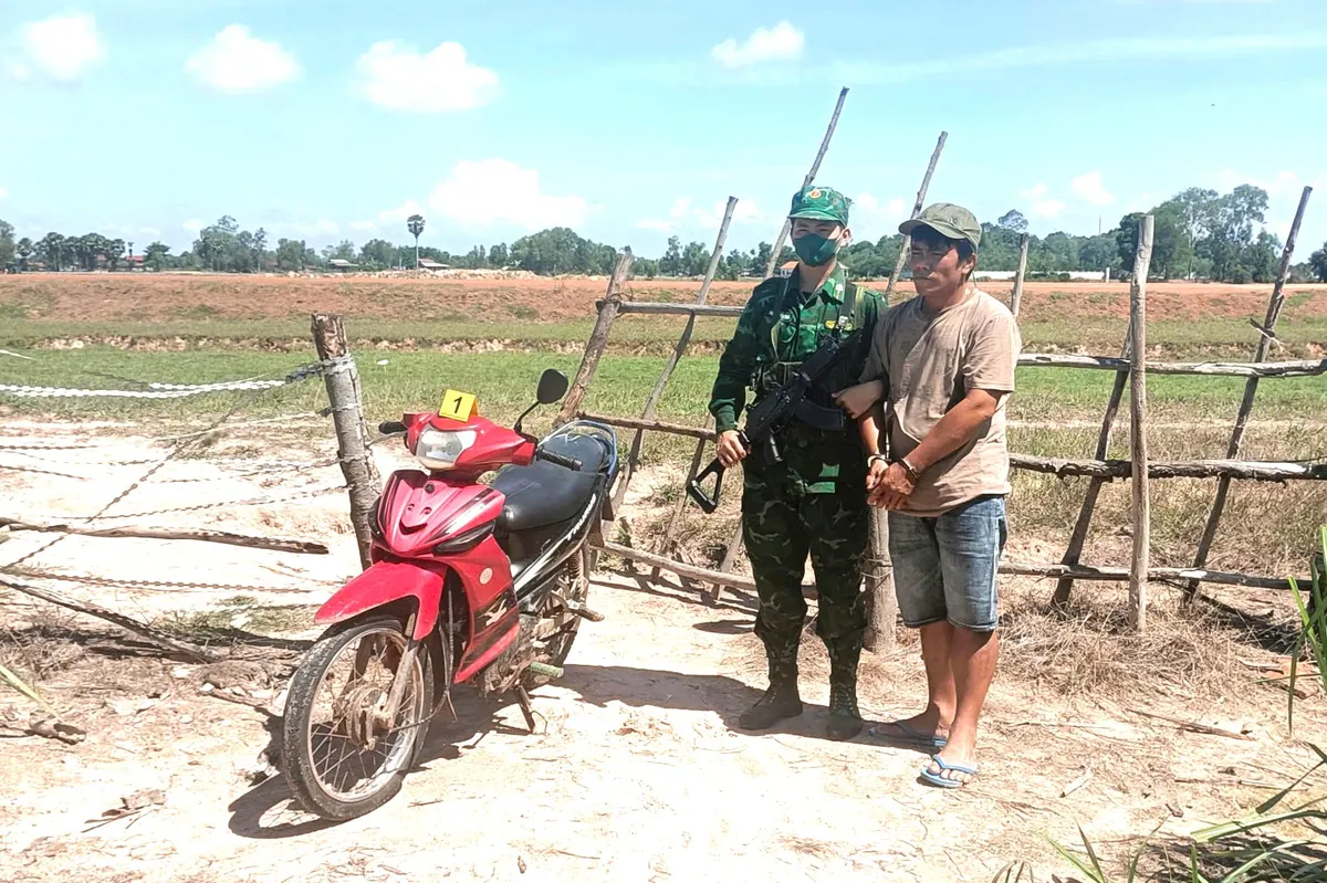 Đồn Biên phòng cửa khẩu Phước Tân khởi tố vụ án hình sự về hành vi đưa người nhập cảnh trái phép- Ảnh 2.