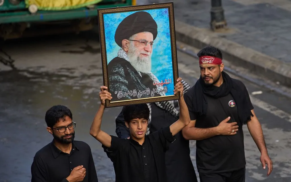 Bé trai nâng bức ảnh của cố Lãnh tụ tối cao Iran Ali Khamenei, ở Srinagar, vùng Kashmir do Ấn Độ kiểm soát, ngày 24/6/2026 (Ảnh: AP)