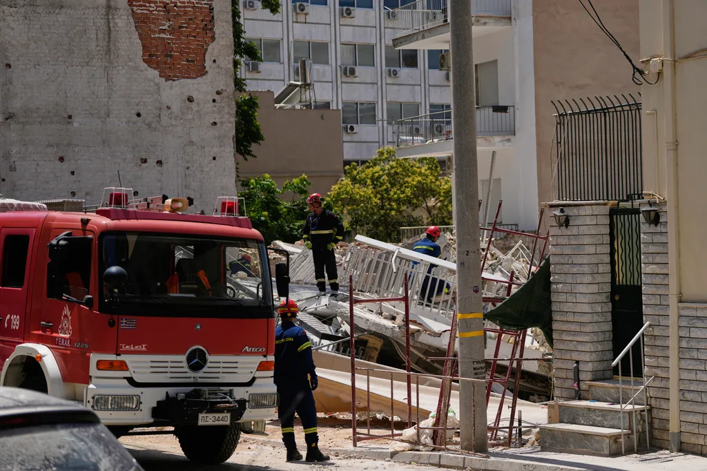 Sập tòa nhà ở thủ đô Athens (Hy Lạp), nhiều người bị mắc kẹt - Ảnh 2.