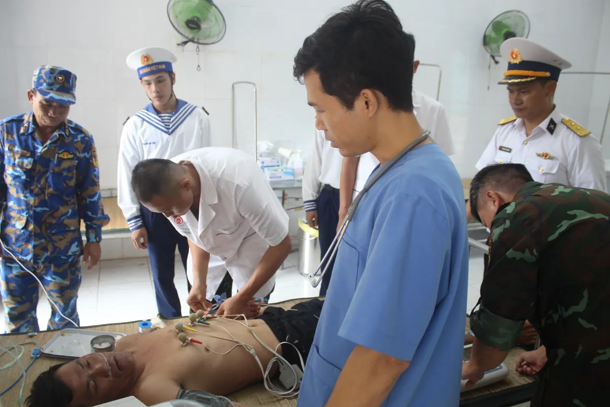 Trường Sa: Cấp cứu kịp thời hai ngư d&acirc;n bị giảm &aacute;p nặng v&agrave; tai nạn lao động nguy kịch - Ảnh 1.