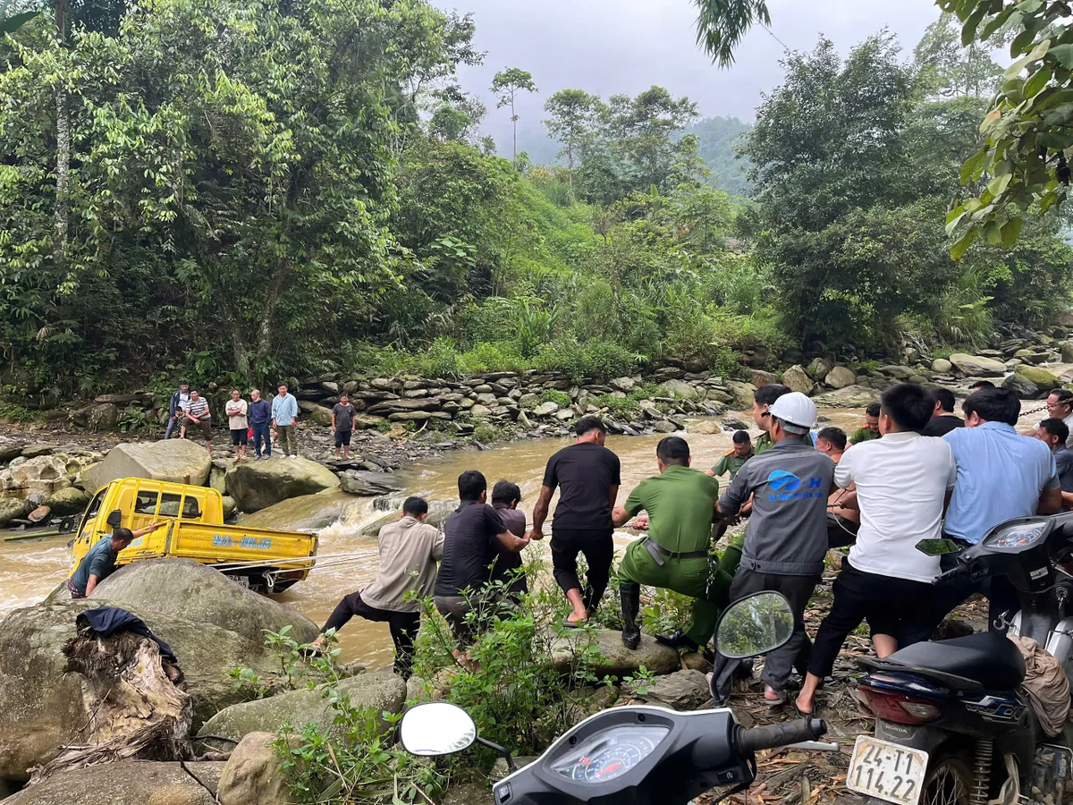 Xe tải bị lũ cuốn mắc kẹt giữa suối, công an và người dân kịp thời giải cứu - Ảnh 2.