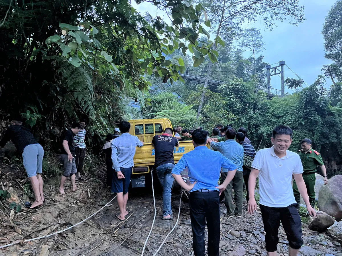Xe tải bị lũ cuốn mắc kẹt giữa suối, công an và người dân kịp thời giải cứu - Ảnh 4.