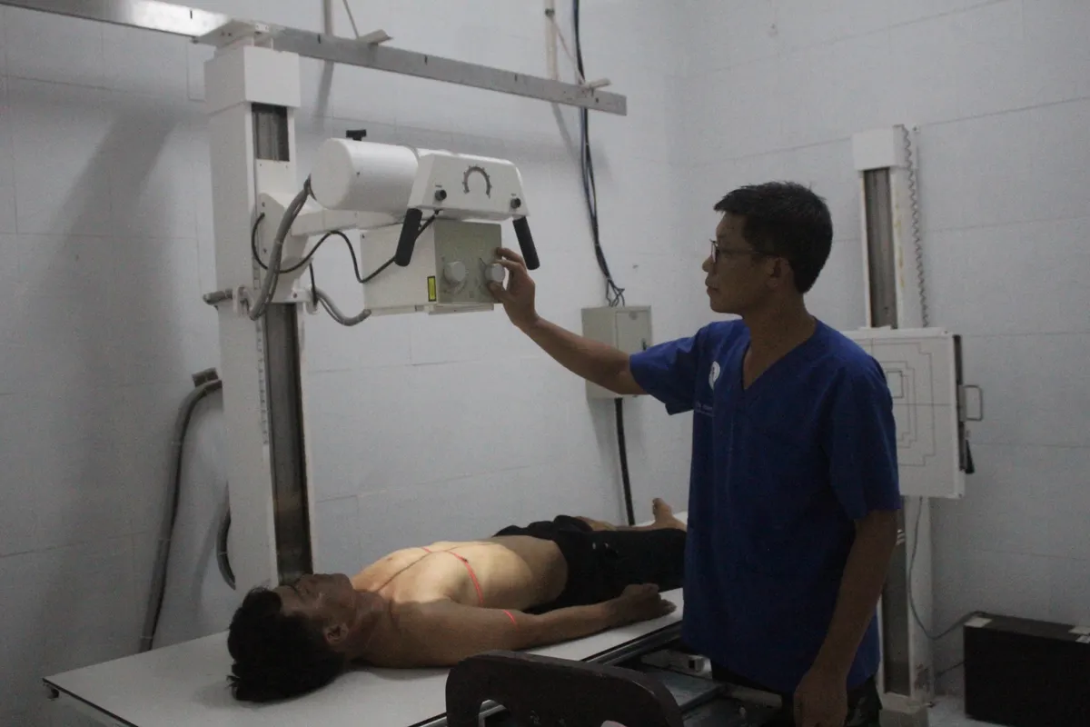Trường Sa: Cấp cứu kịp thời hai ngư d&acirc;n bị giảm &aacute;p nặng v&agrave; tai nạn lao động nguy kịch - Ảnh 2.