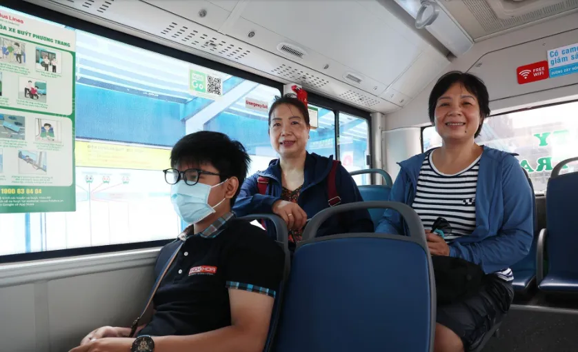 Người dân TP Hồ Chí Minh hào hứng trong ngày đầu miễn phí vé xe buýt - Ảnh 1.
