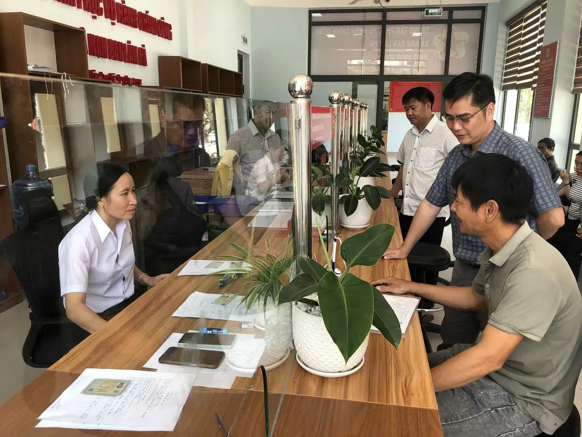 Chính quyền 3 cấp sau 1 năm vận hành: Khơi thông điểm nghẽn hành chính, giảm đầu mối trung gian - Ảnh 1.